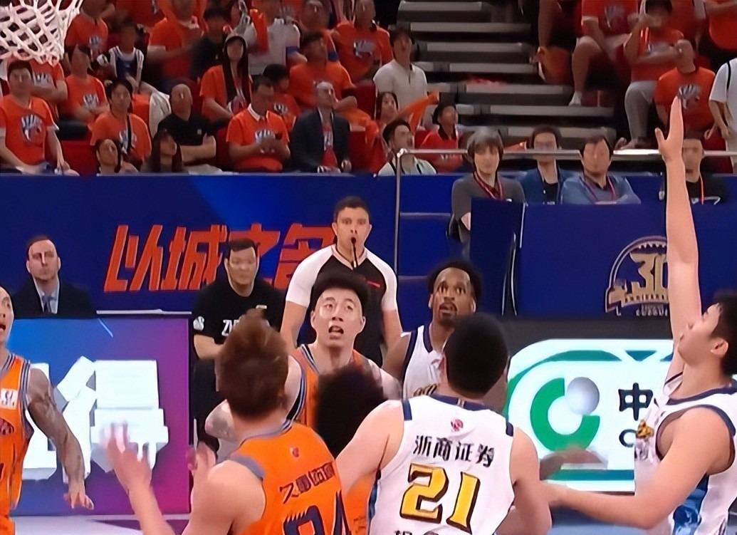 爱游戏体育-尼克斯夺冠将登吉米今夜秀